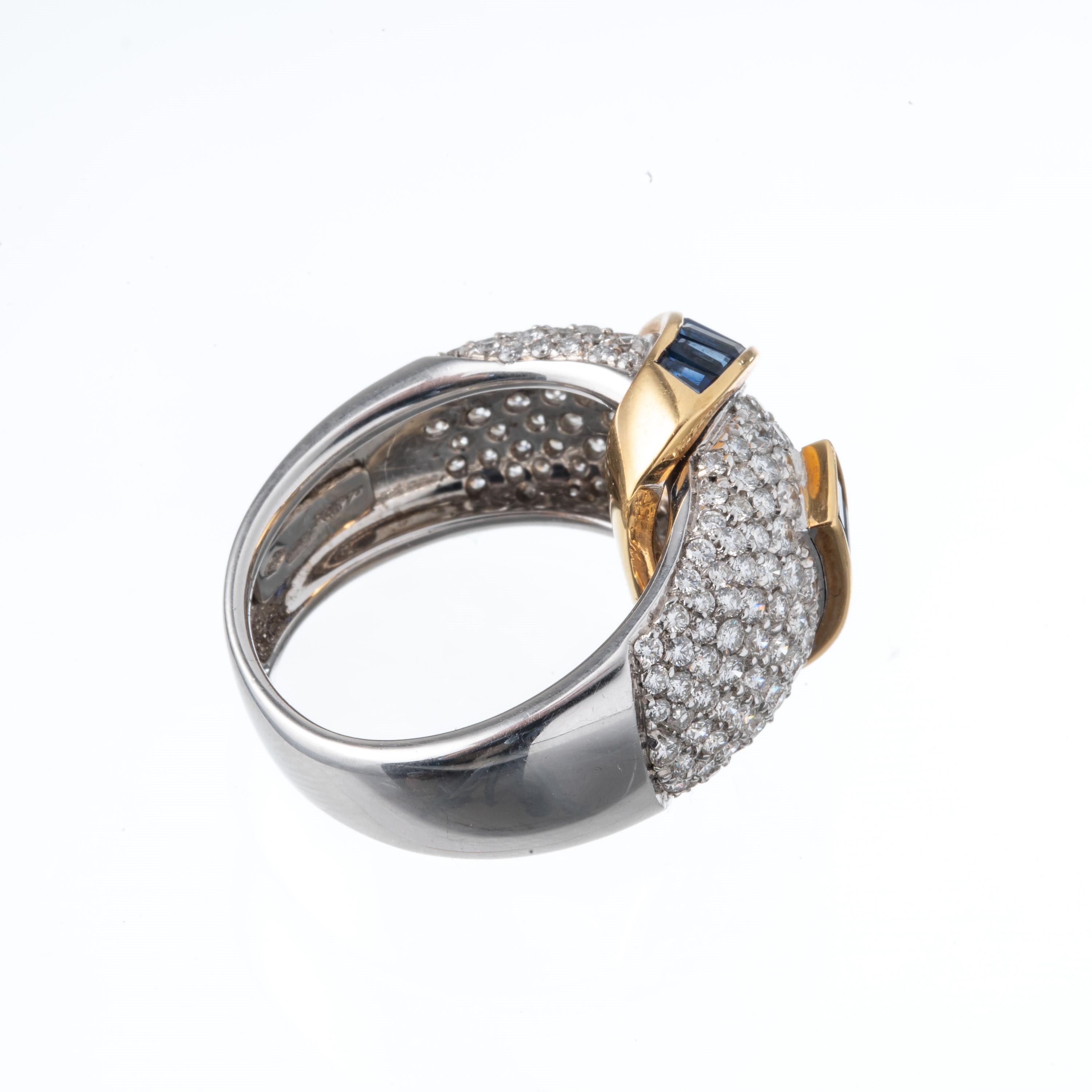 Alfier & St. Jons, Anello in oro bianco e oro giallo 18 kt con zaffiri carré e pavé di diamanti