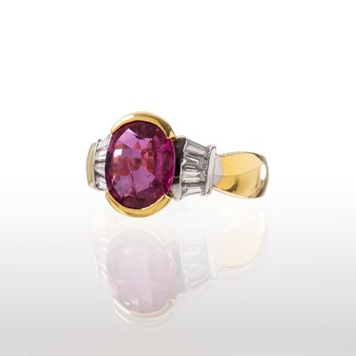 Oro bianco e oro giallo 18 kt, Anello con rubino ovale e diamanti taglio taper