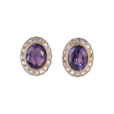 Orecchini in oro giallo 18 kt con pietra viola e contorno di diamanti