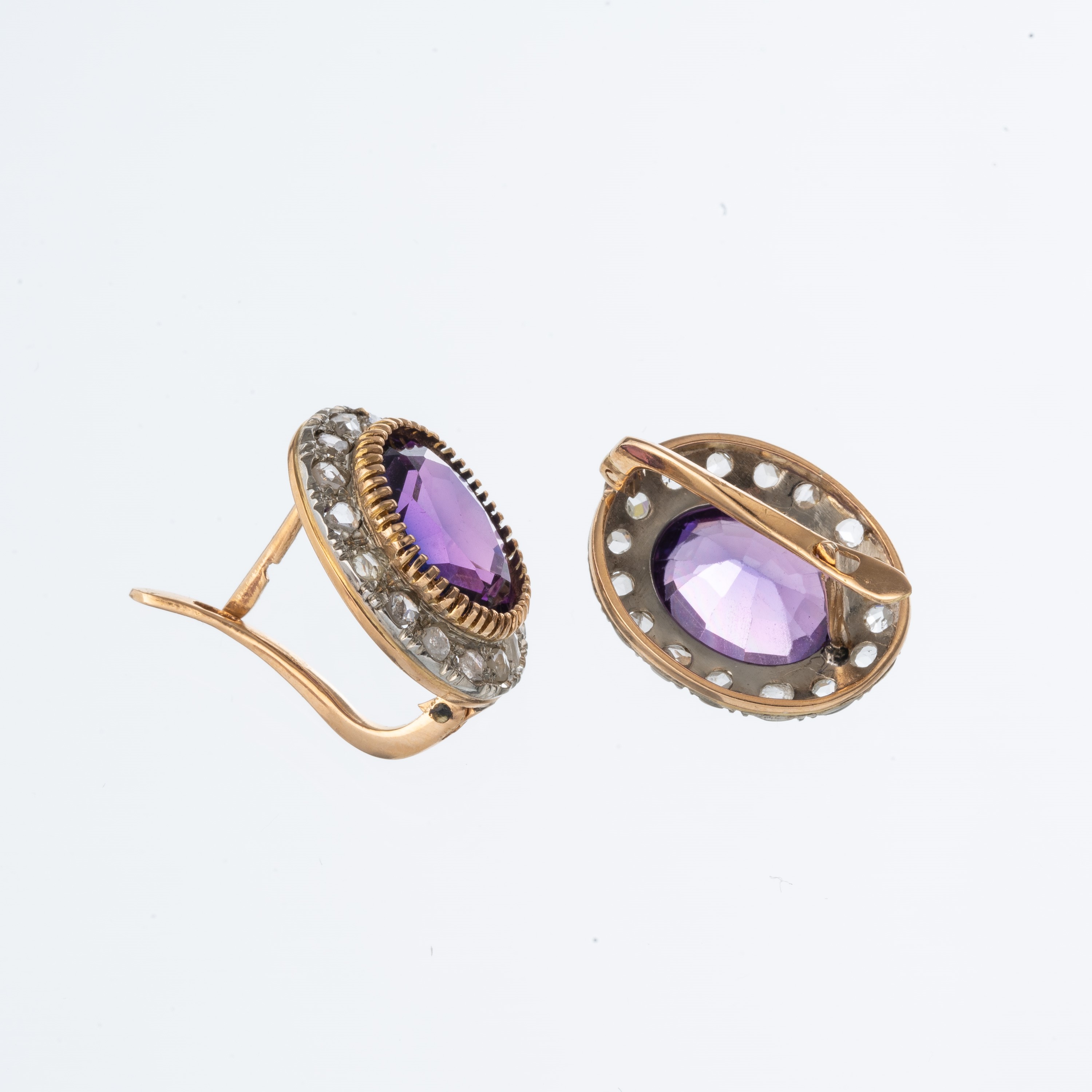 Orecchini in oro giallo 18 kt con pietra viola e contorno di diamanti