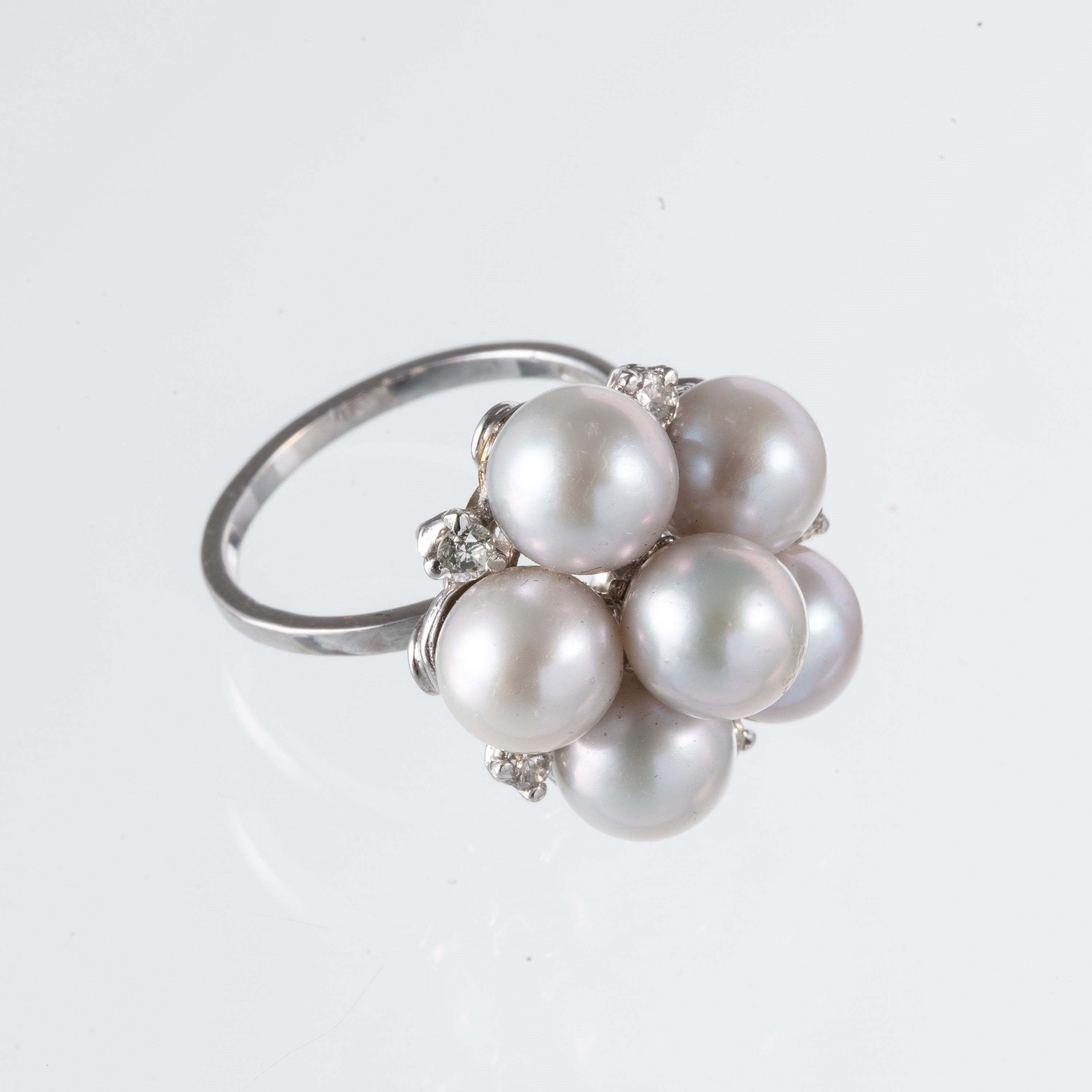 Anello in oro bianco 14 kt con perle e diamanti