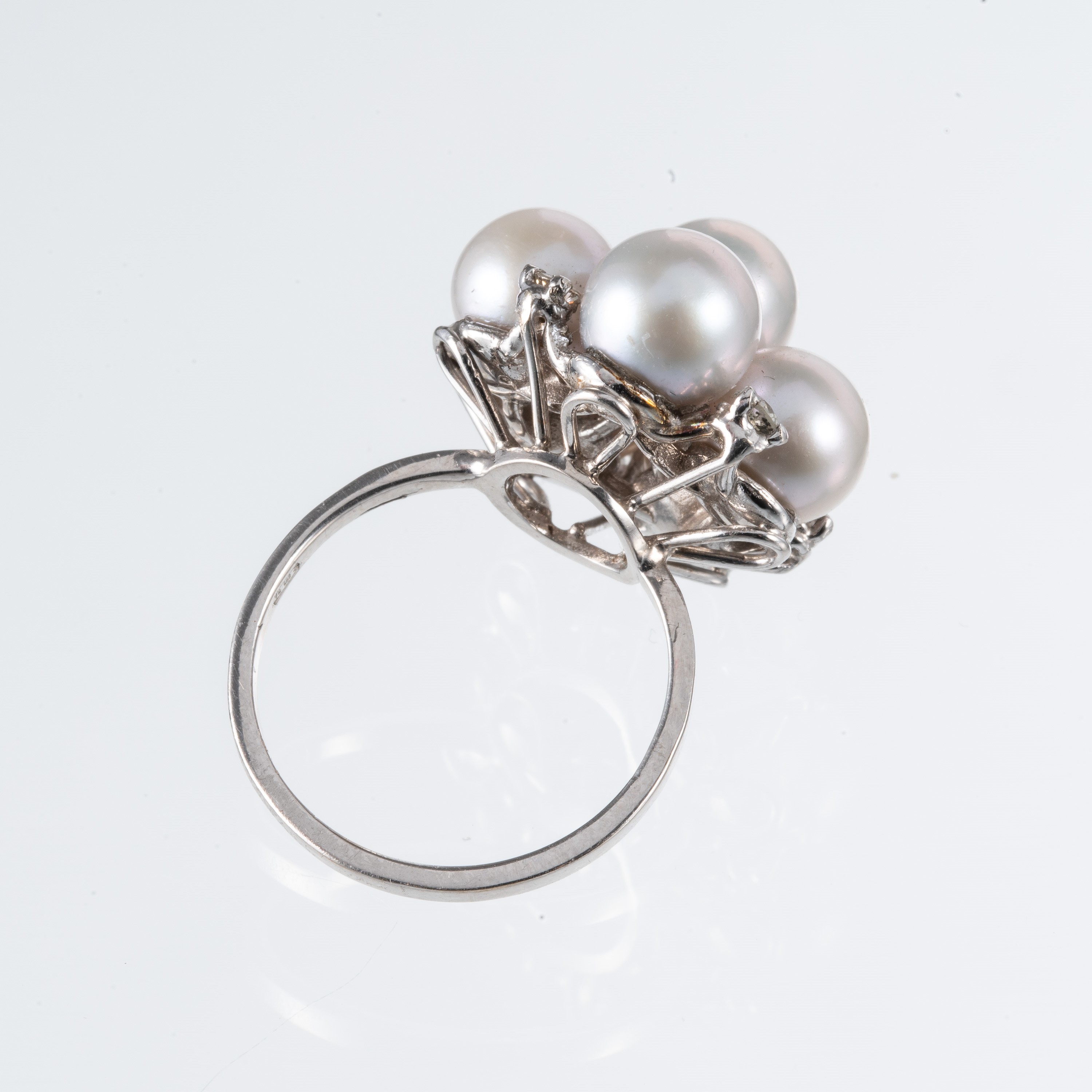 Anello in oro bianco 14 kt con perle e diamanti