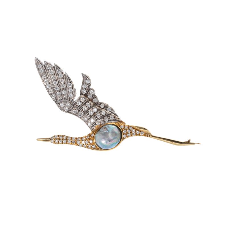 Spilla in oro bianco e oro giallo 18 kt a forma di uccello con perla grigia e diamanti