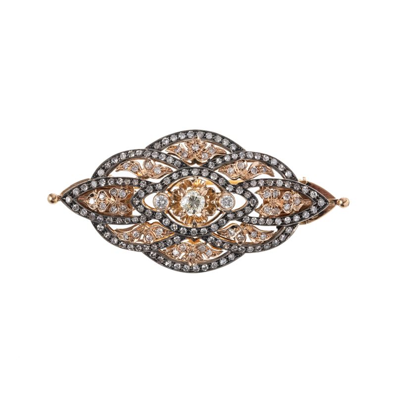 Spilla trasformabile in pendente, oro rosso 18 kt e argento brunito, diamante centrale e contorno...