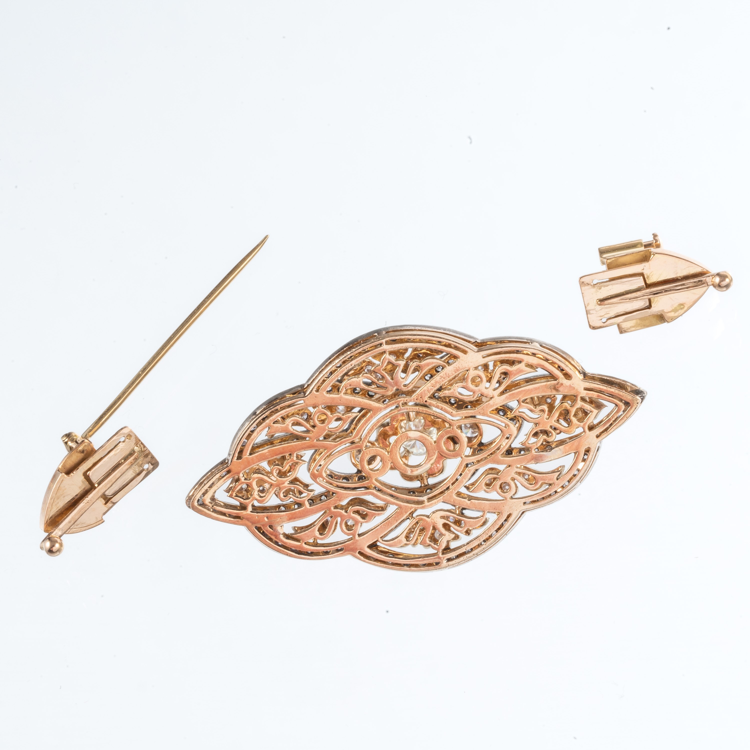 Spilla trasformabile in pendente, oro rosso 18 kt e argento brunito, diamante centrale e contorno...