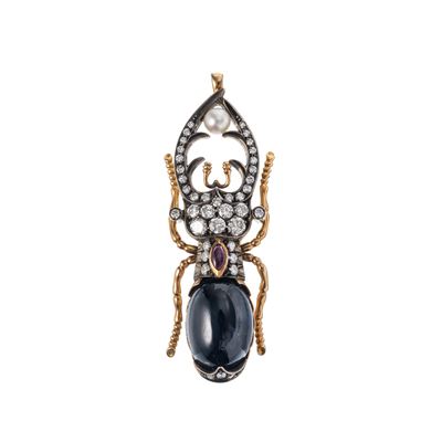 Spilla a forma di scarabeo in oro 18 kt con zaffiro cabochon, perla e diamanti