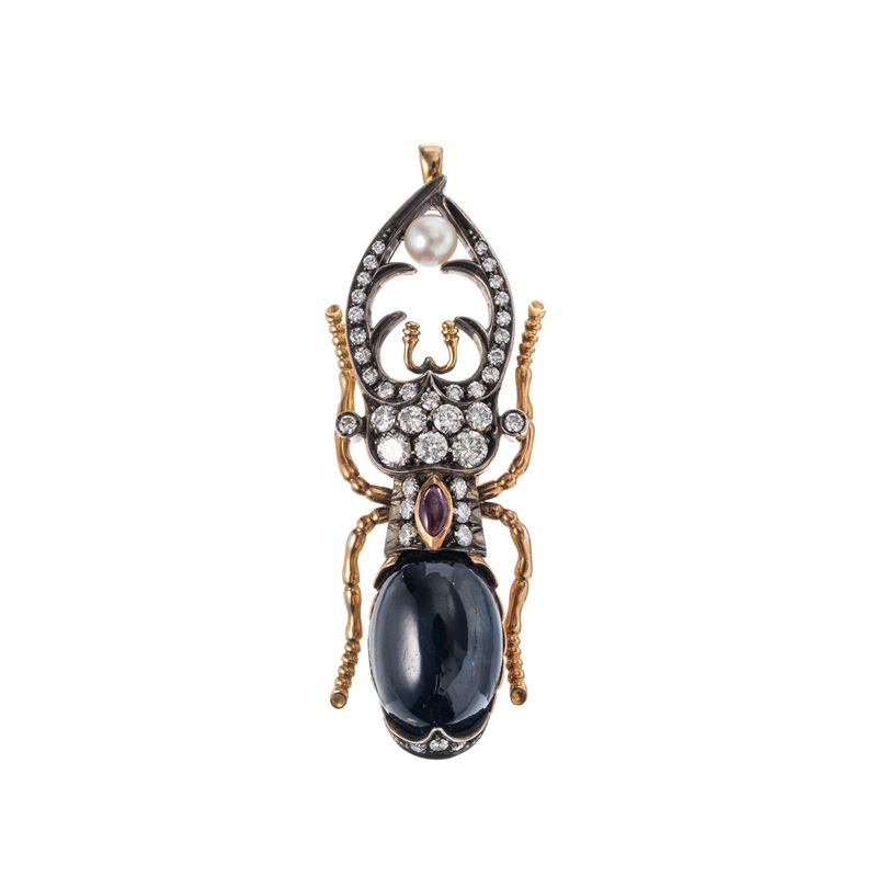 Spilla a forma di scarabeo in oro 18 kt con zaffiro cabochon, perla e diamanti