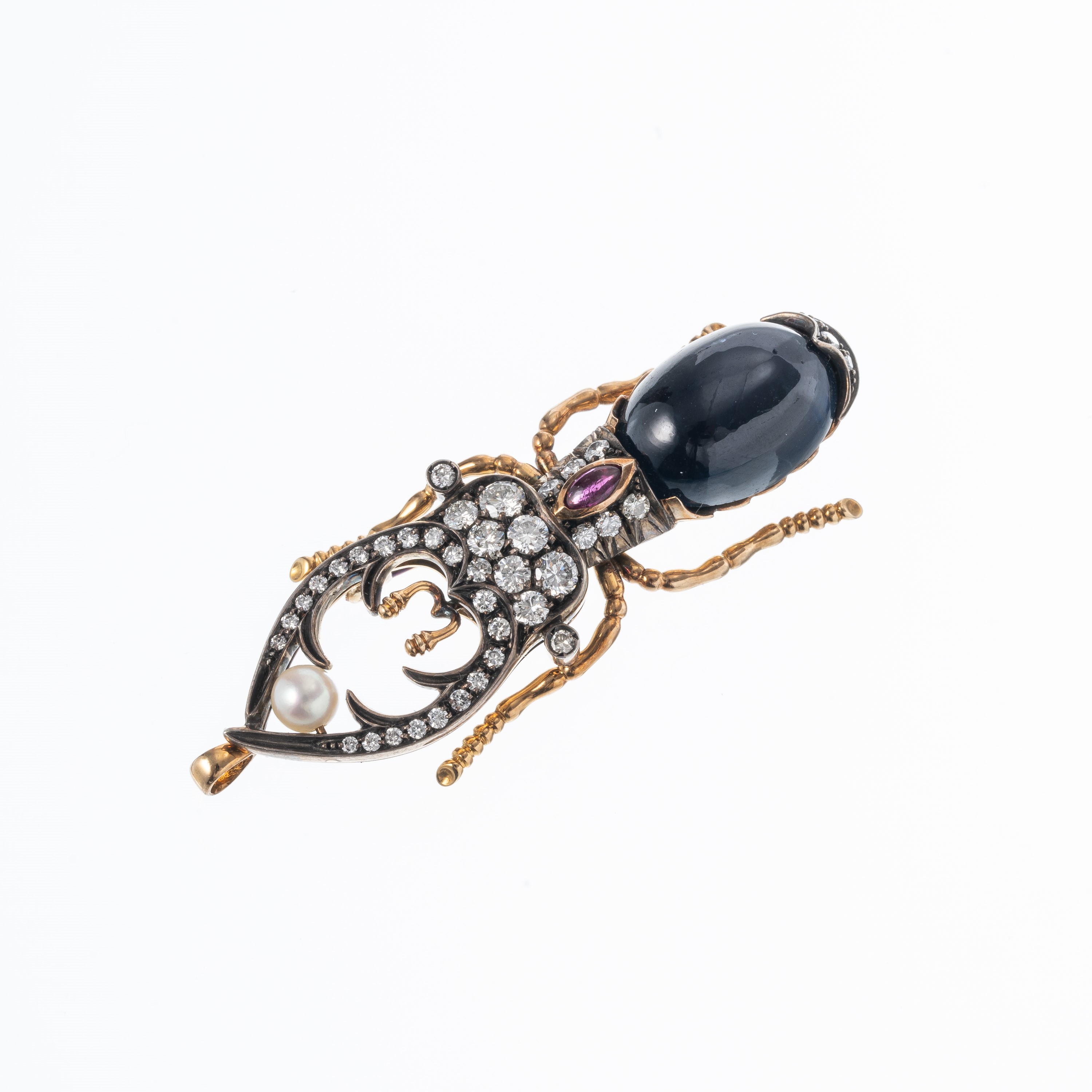 Spilla a forma di scarabeo in oro 18 kt con zaffiro cabochon, perla e diamanti