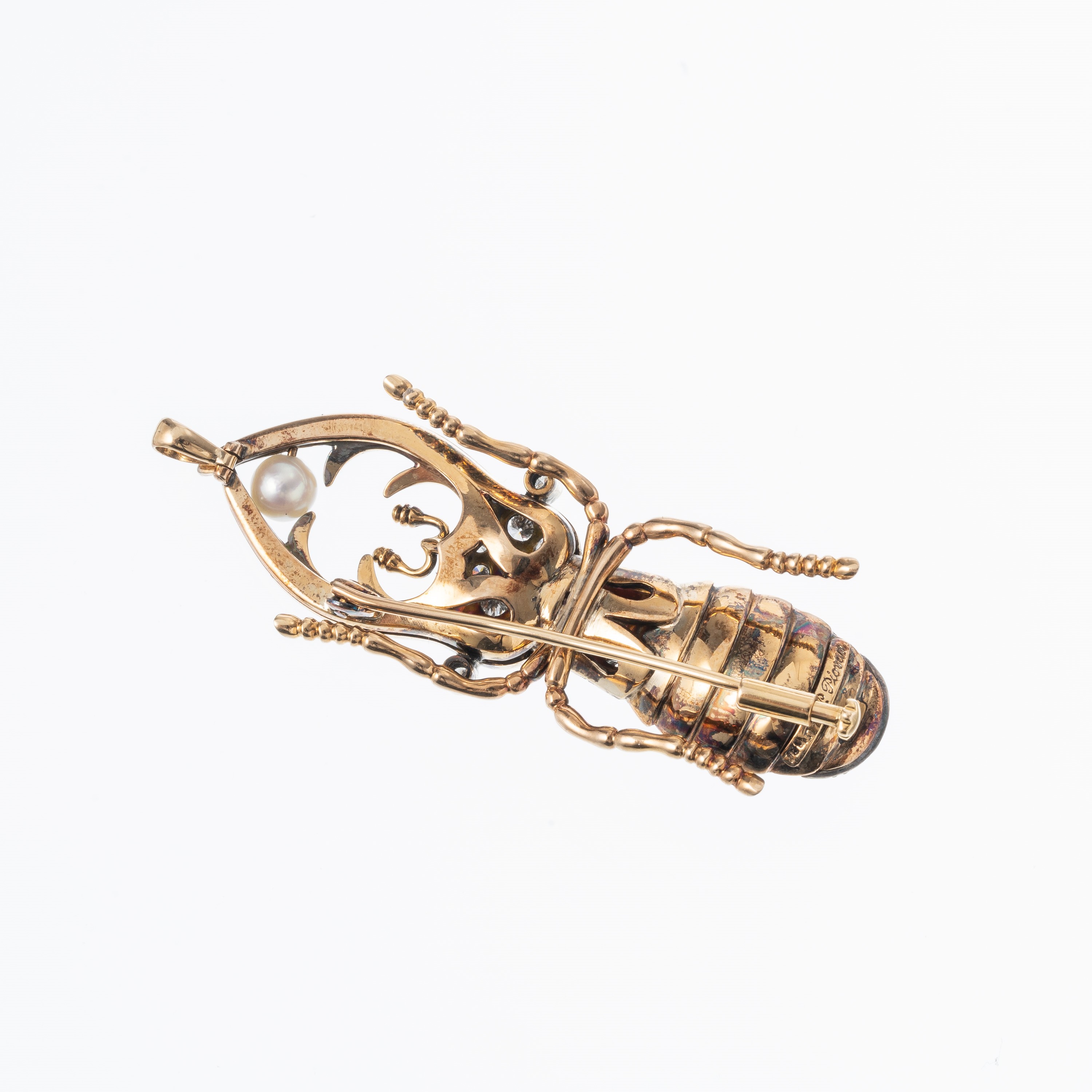 Spilla a forma di scarabeo in oro 18 kt con zaffiro cabochon, perla e diamanti