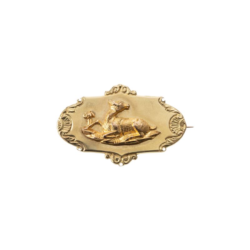 Spilla borbonica, oro giallo 18 kt con raffigurazione di cerbiatto