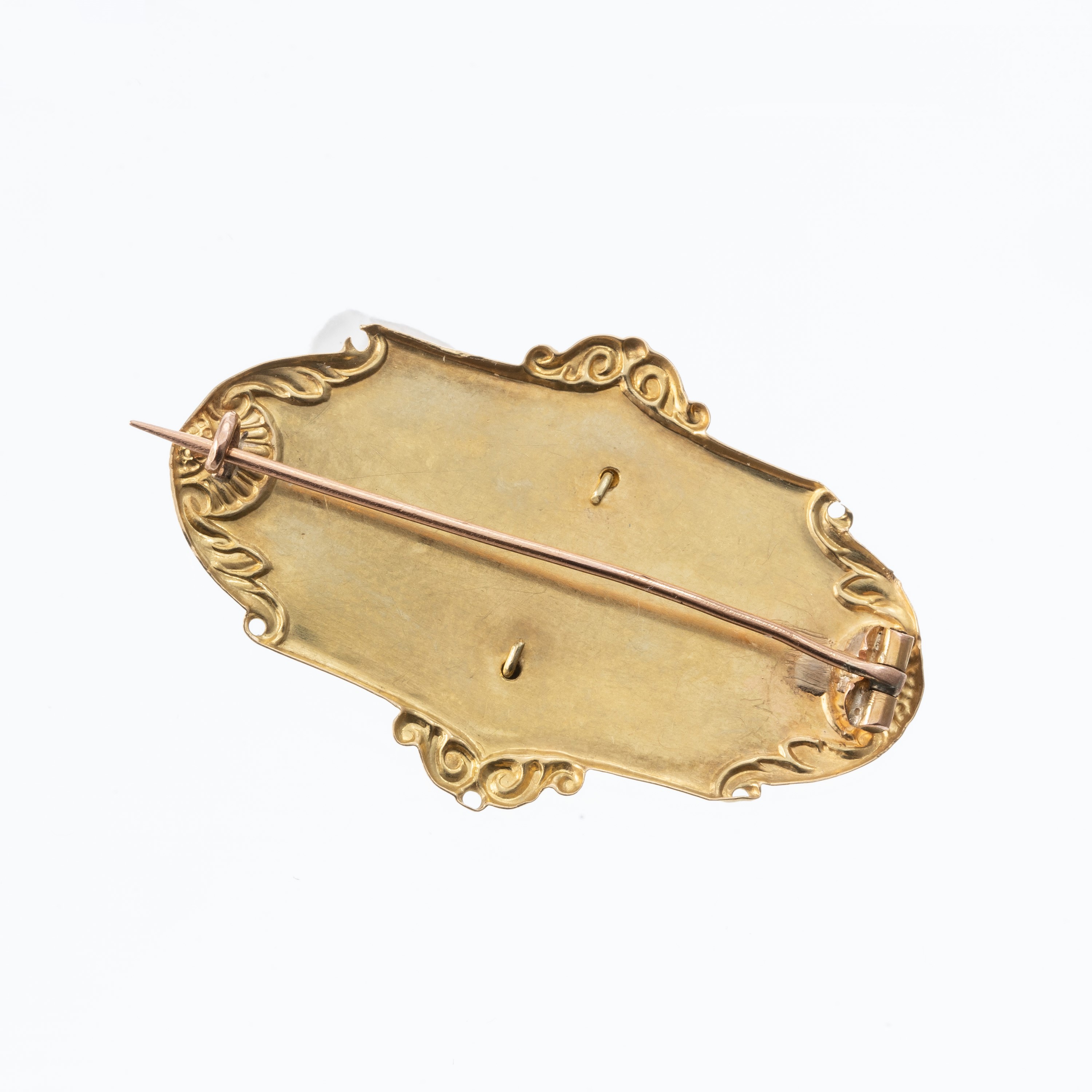 Spilla borbonica, oro giallo 18 kt con raffigurazione di cerbiatto