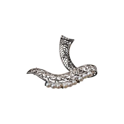 Spilla in oro bianco 18 kt, traforata con perline e piccoli diamanti, prima metà del XX secolo