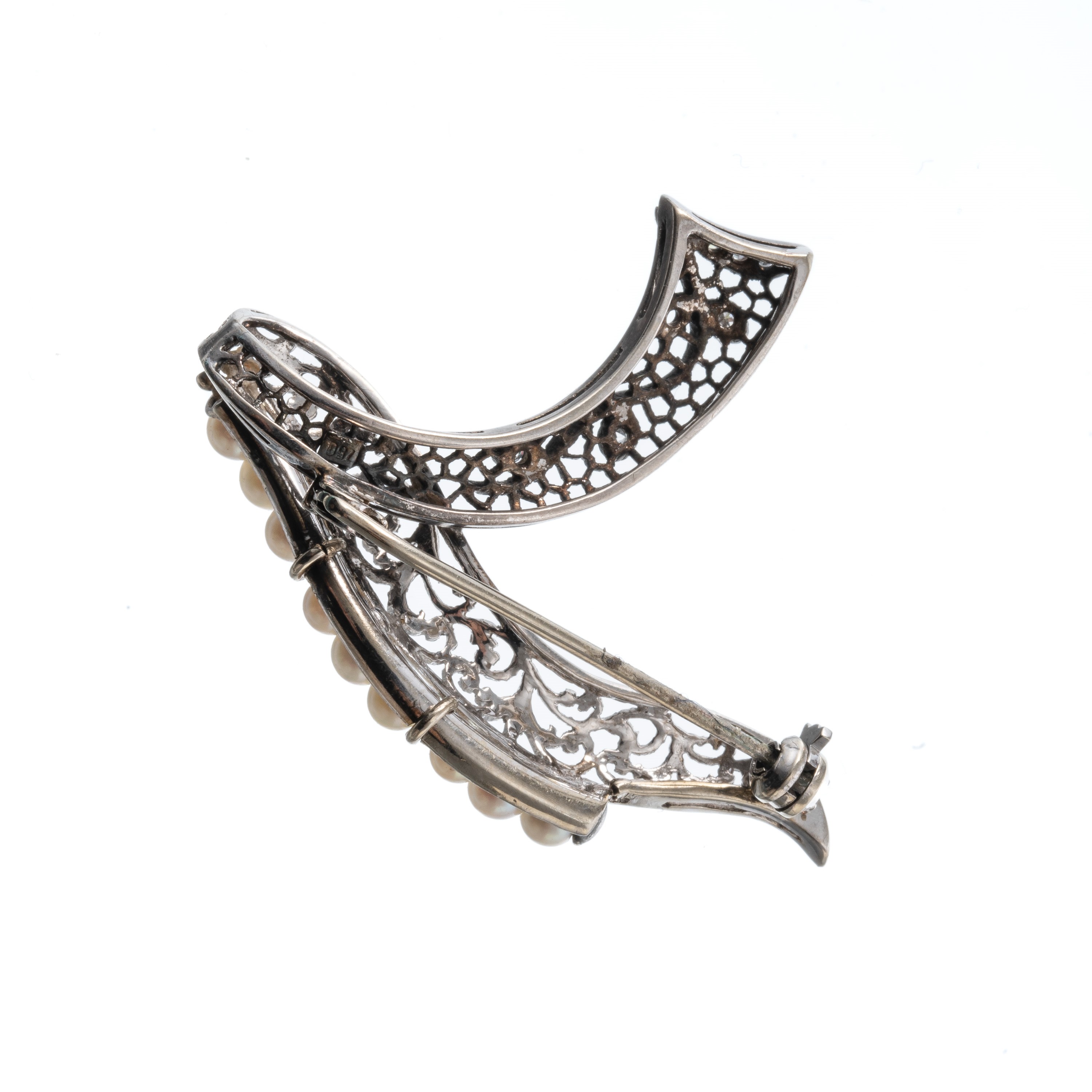 Spilla in oro bianco 18 kt, traforata con perline e piccoli diamanti, prima metà del XX secolo