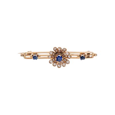 Doppia spilla in oro 18 kt con perline coltivate, pietre sintetiche blu e viola a motivo floreale...