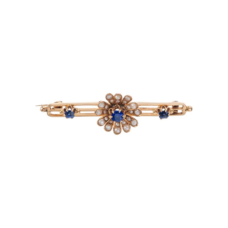 Doppia spilla in oro 18 kt con perline coltivate, pietre sintetiche blu e viola a motivo floreale...