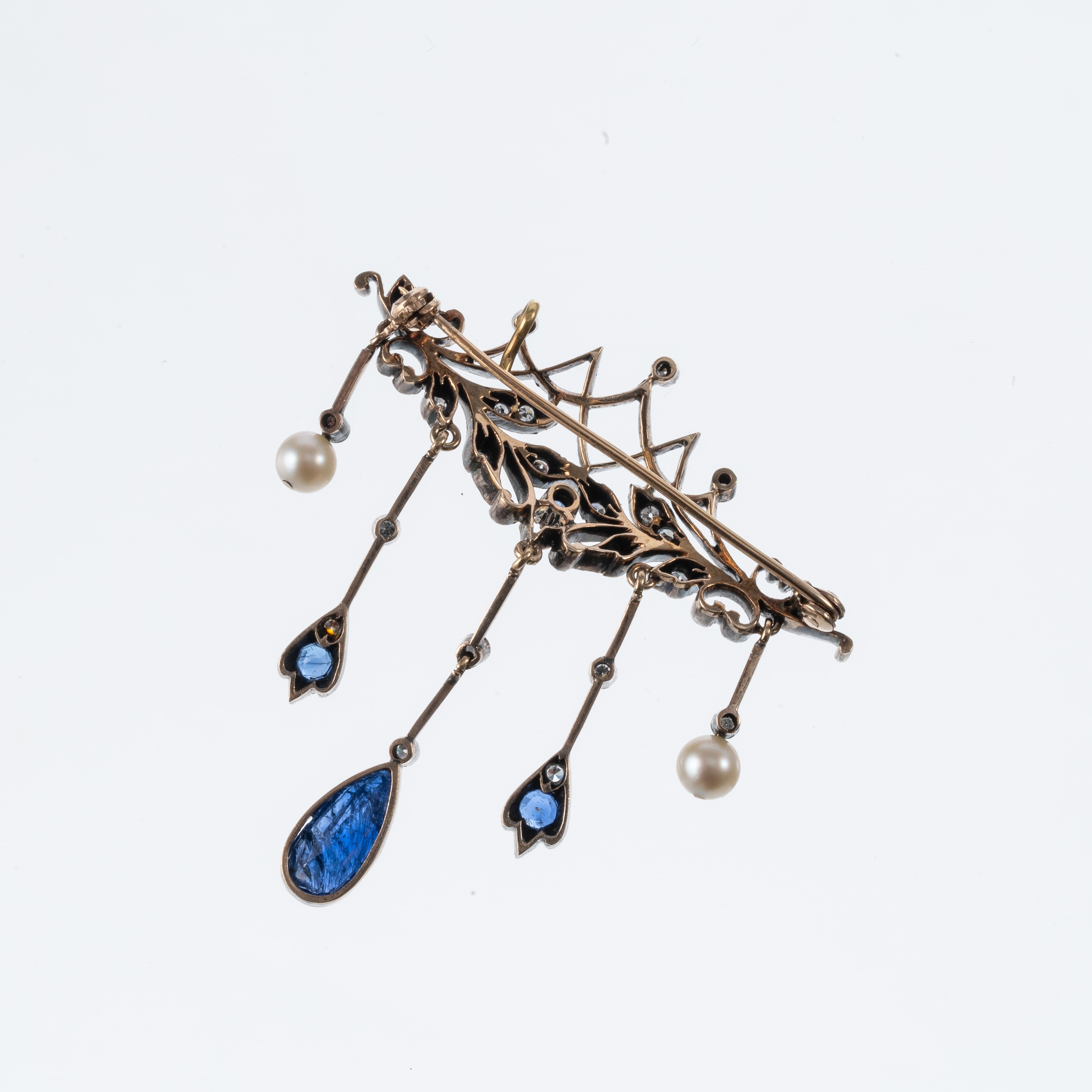 Spilla- Ciondolo in oro giallo 18 kt e argento, con zaffiri, perle e diamanti Huit-Huit (circa 19...