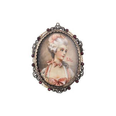 Spilla in argento con contorno di perline e rubini, con miniatura raffigurante figura femminile d...