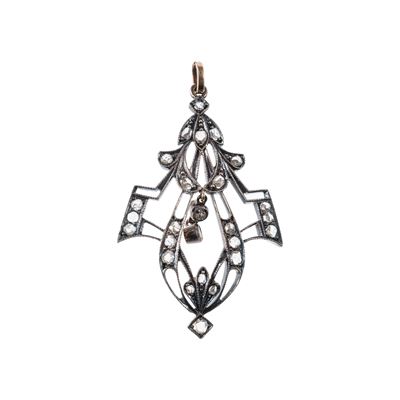 Pendente in oro bianco 18 kt con rosette di diamante e finiture in argento, anni '30-'40