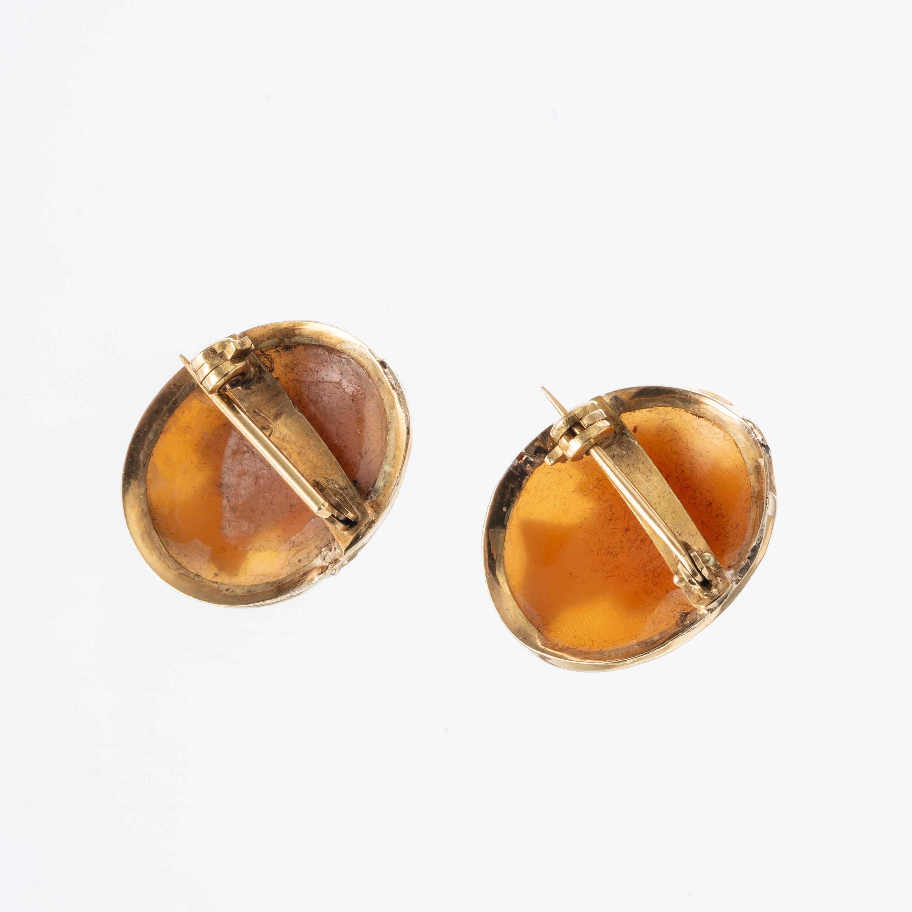 Coppia di spille con cammei, oro giallo 18 kt