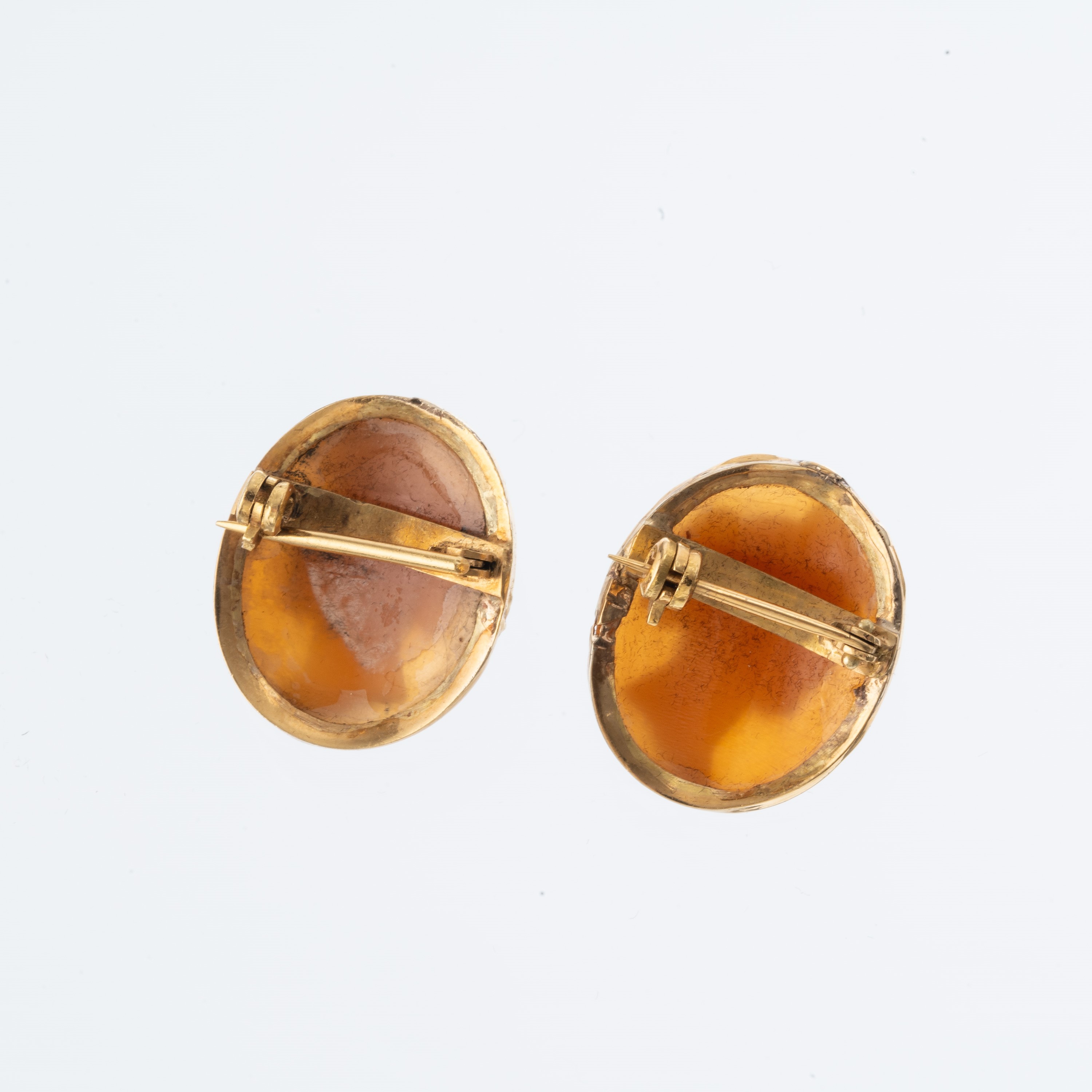 Coppia di spille con cammei, oro giallo 18 kt