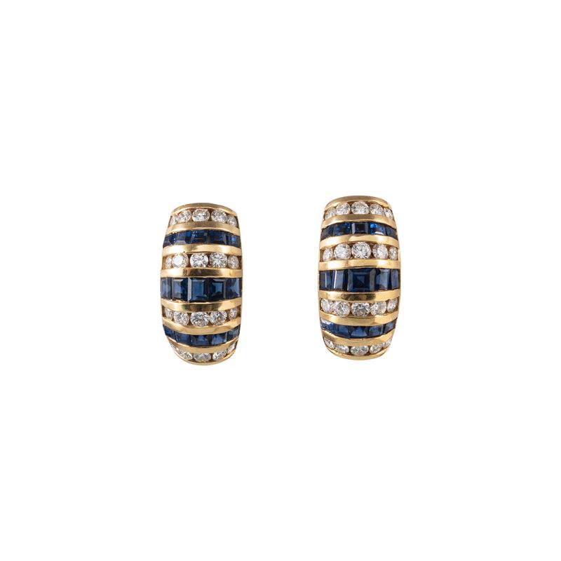 Orecchini in oro giallo 18 kt con zaffiri carré e diamanti