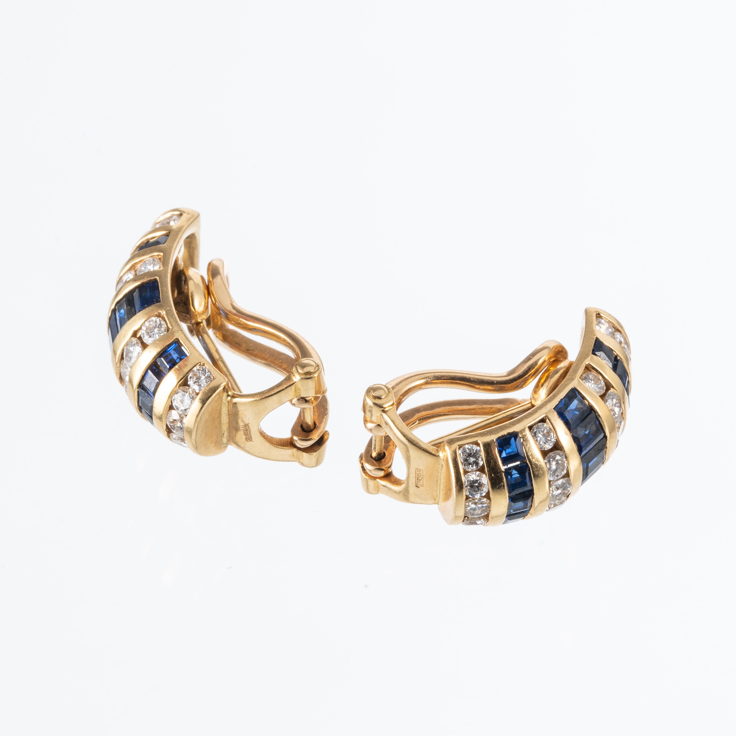Orecchini in oro giallo 18 kt con zaffiri carré e diamanti