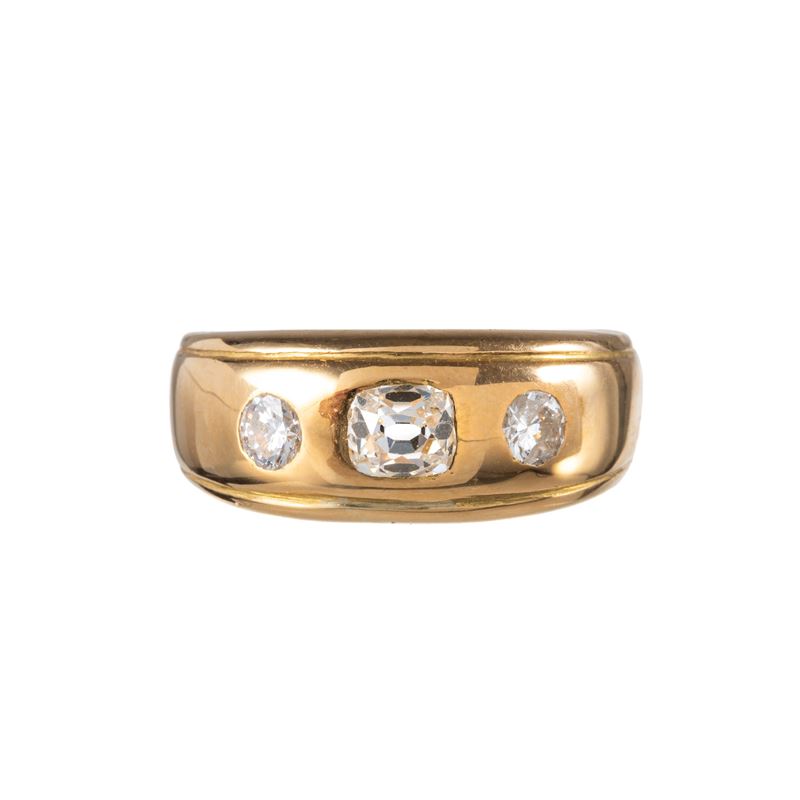 Anello a fascia in oro giallo 18 kt con tre diamanti