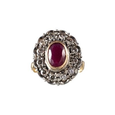 Oro 18 kt, Anello con rubino 8×10 mm e contorno di brillantini (mis. 20/60 EU)