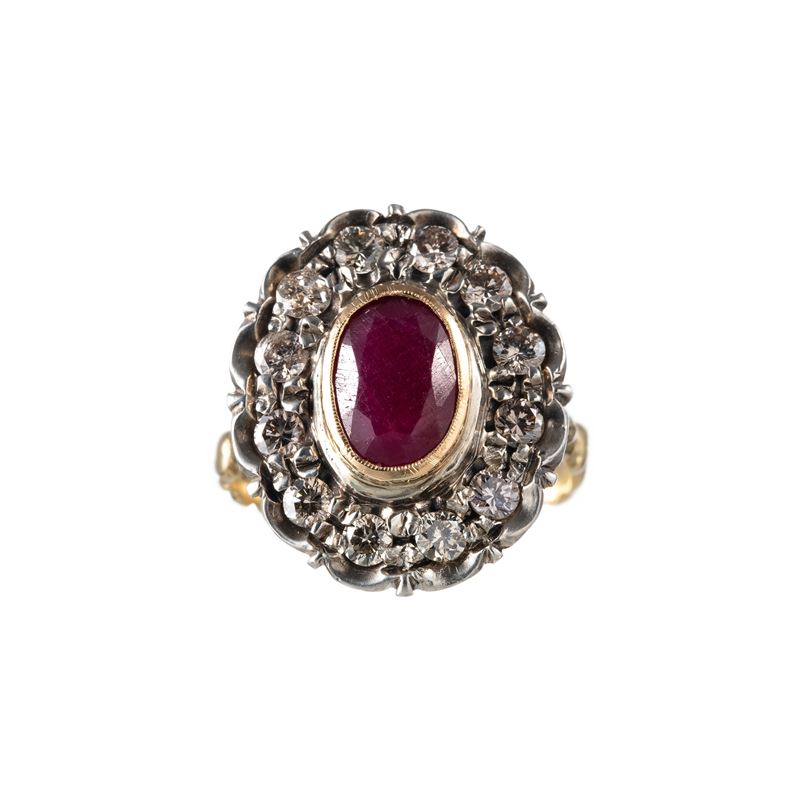 Oro 18 kt, Anello con rubino 8×10 mm e contorno di brillantini (mis. 20/60 EU)