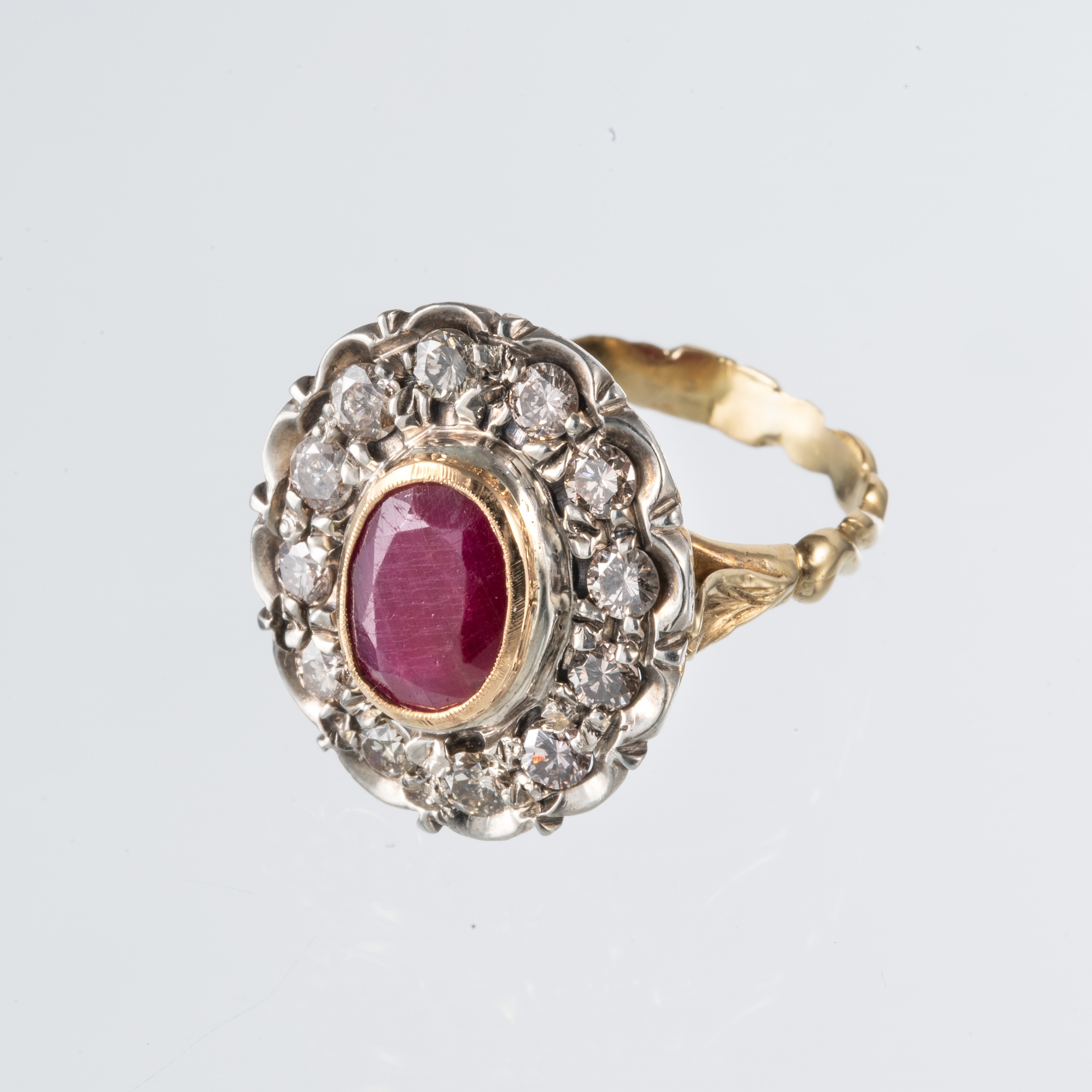Oro 18 kt, Anello con rubino 8×10 mm e contorno di brillantini (mis. 20/60 EU)