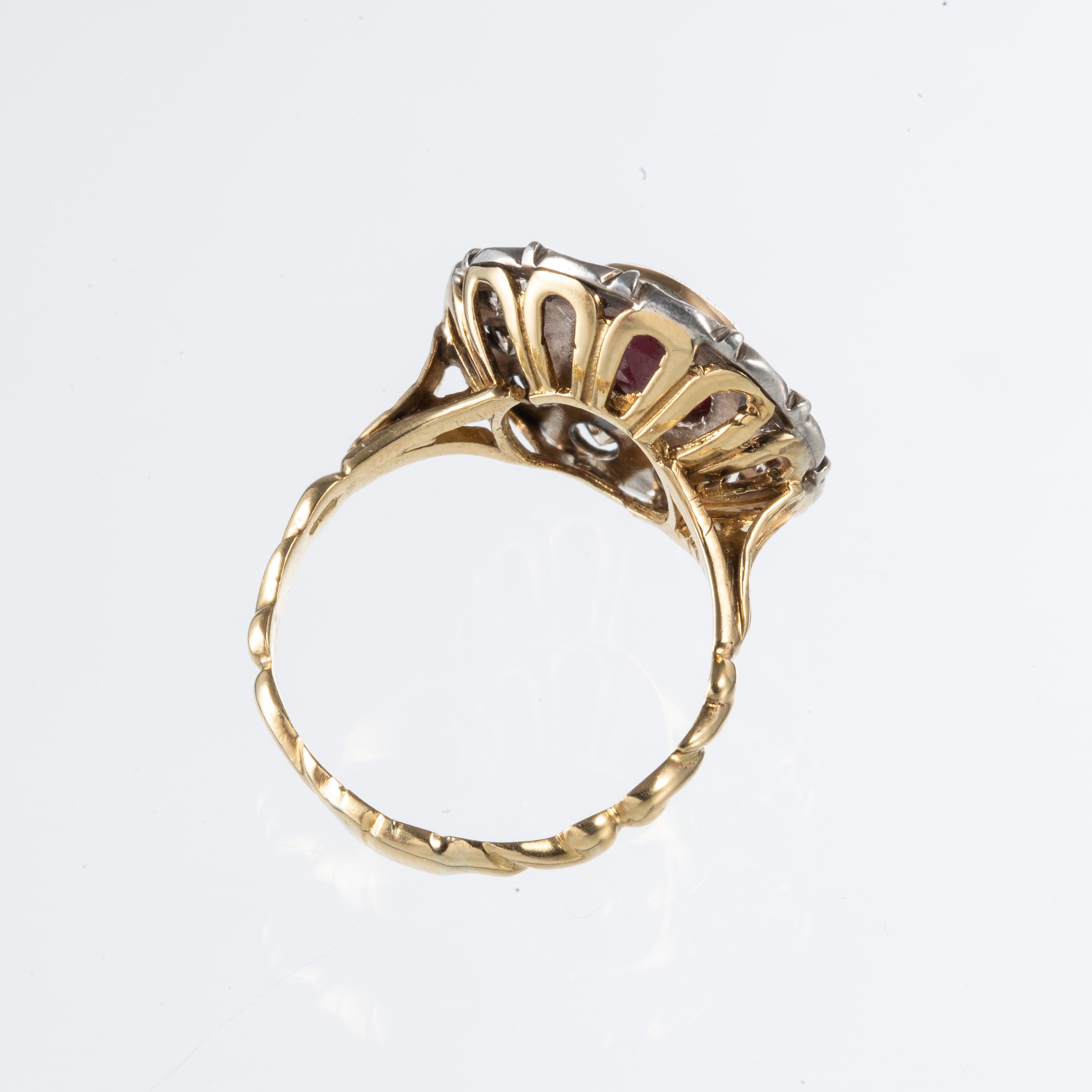 Oro 18 kt, Anello con rubino 8×10 mm e contorno di brillantini (mis. 20/60 EU)