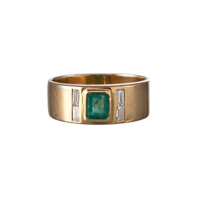 Anello in oro giallo 18 kt con smeraldo centrale e diamanti baguette