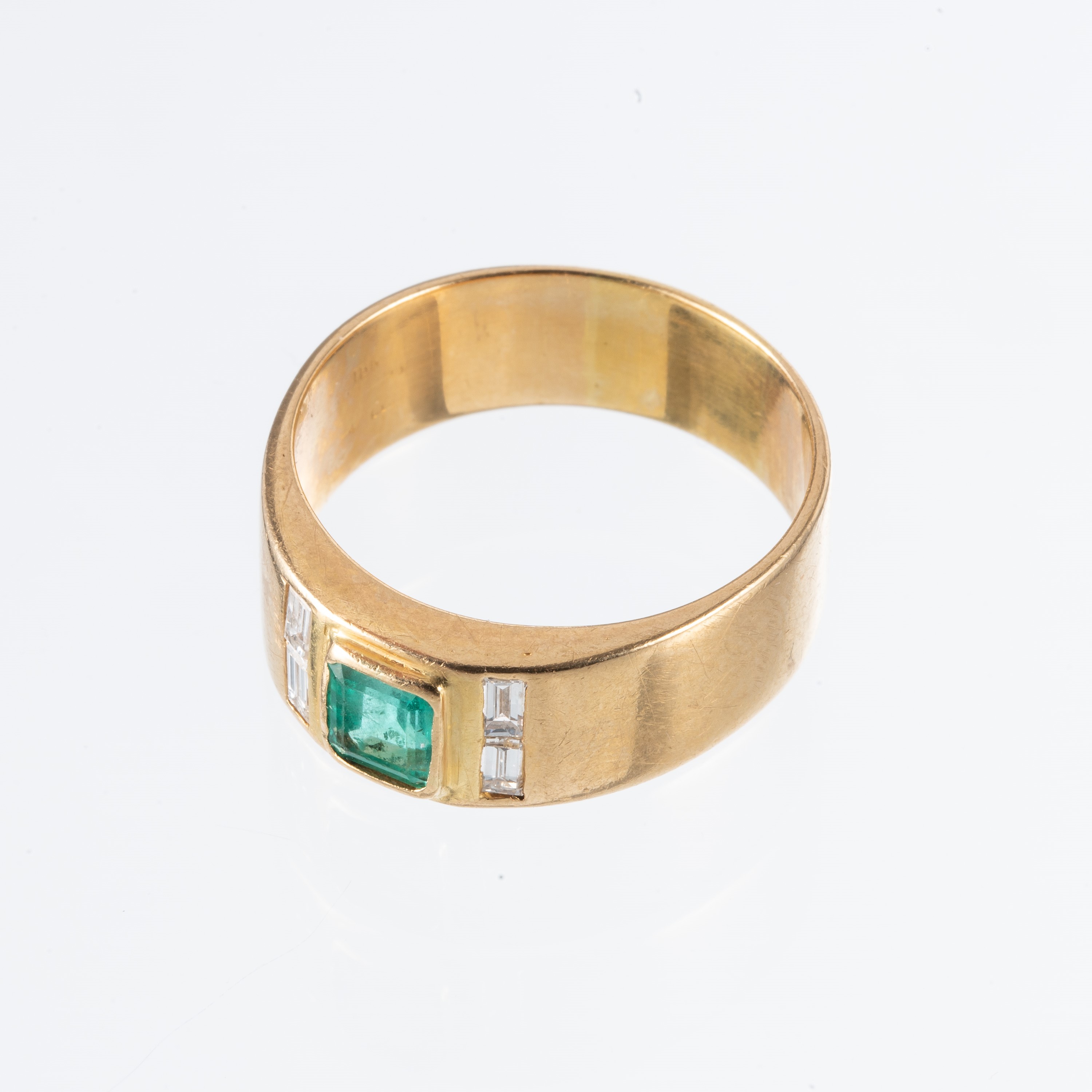 Anello in oro giallo 18 kt con smeraldo centrale e diamanti baguette