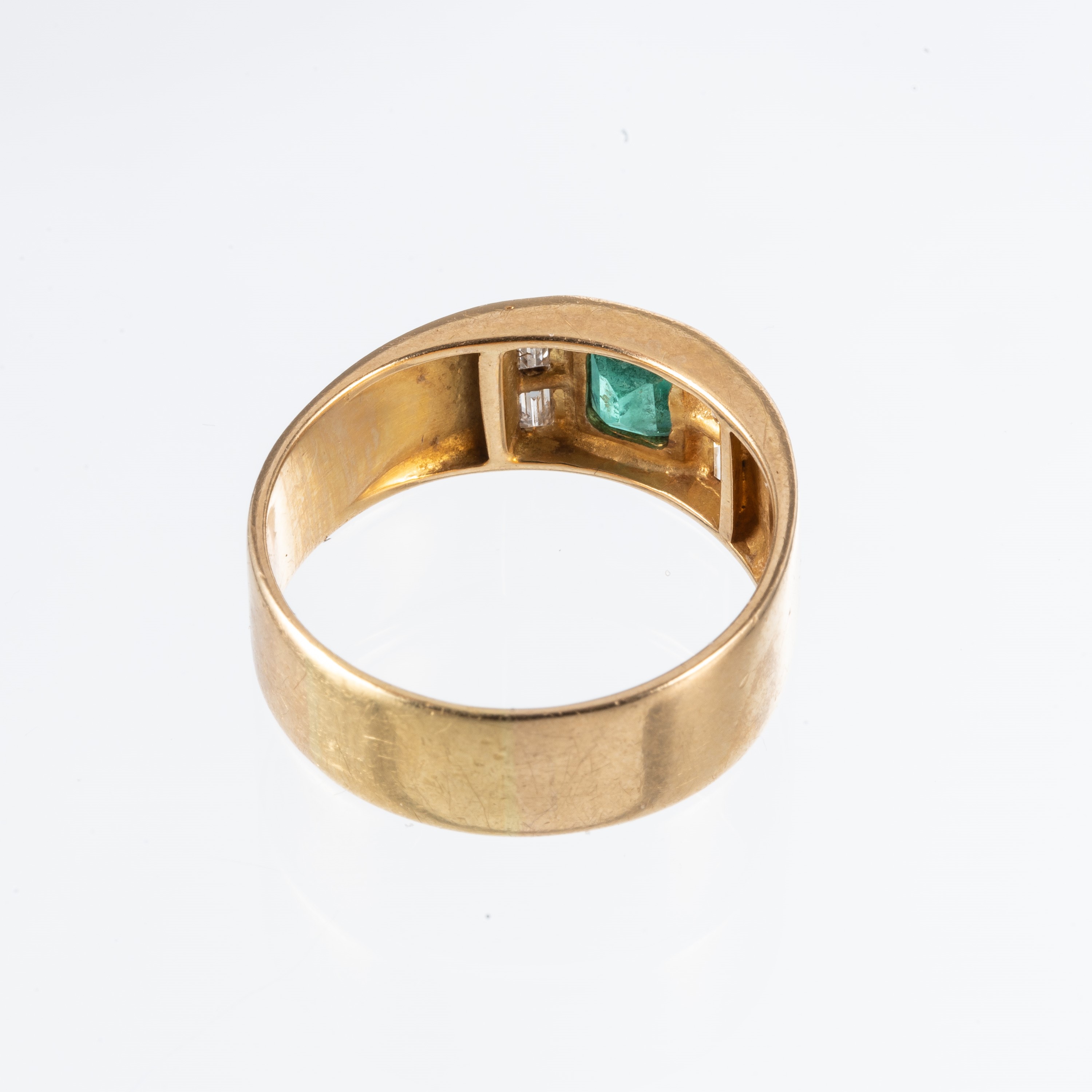 Anello in oro giallo 18 kt con smeraldo centrale e diamanti baguette