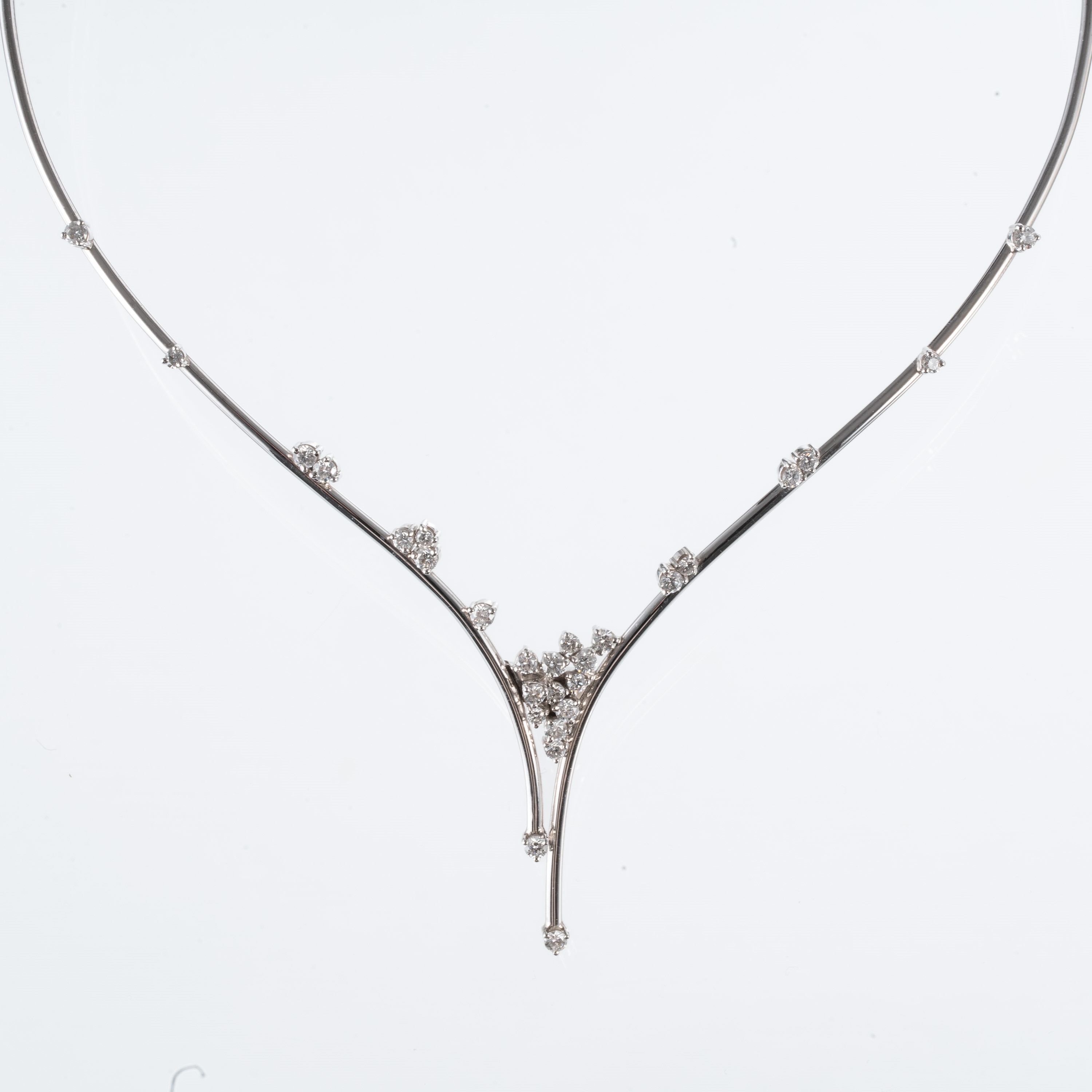 Girocollo rigido in oro bianco 18 kt con diamanti, ct 1.71