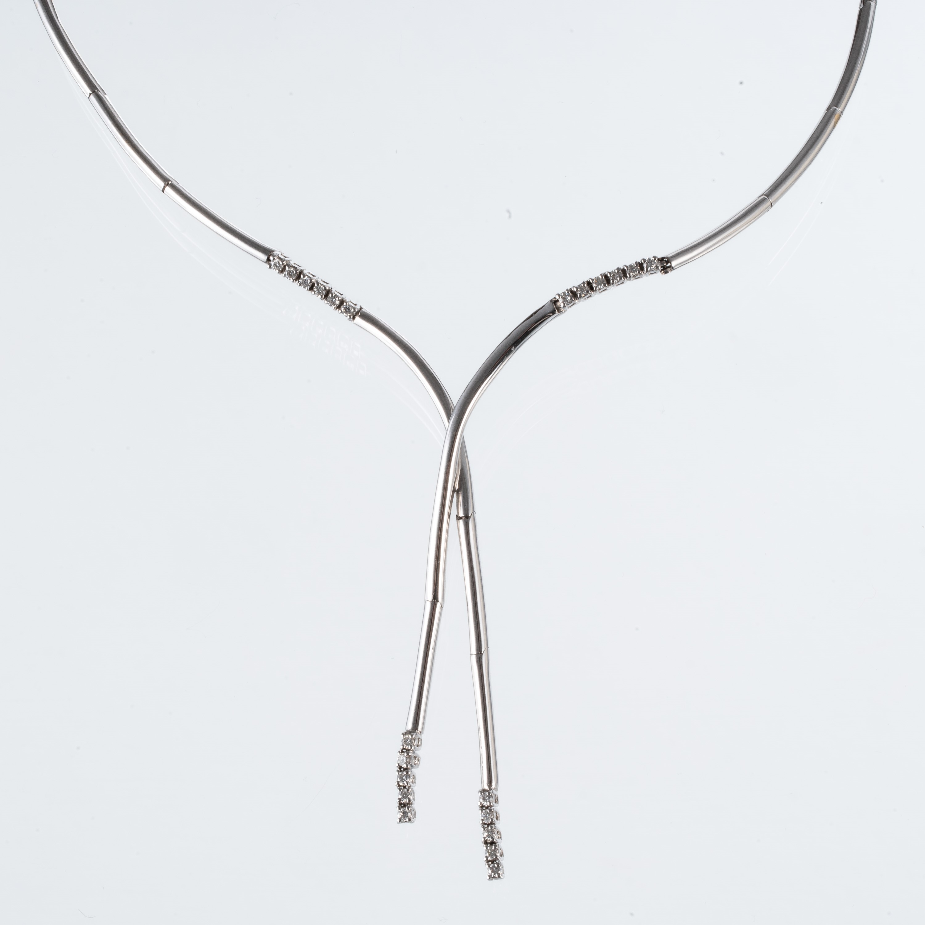 Girocollo rigido in oro bianco 18 kt con diamanti, ct 1.71