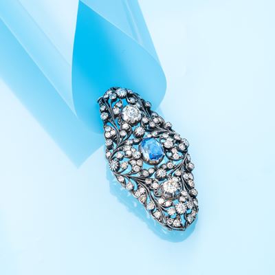Spilla antica in oro giallo 18 kt e argento con zaffiro (Ceylon) e diamanti laterali a taglio vec...
