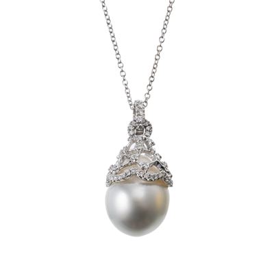 Oro bianco 18 kt e perla coltivata a goccia, Catenina con pendente ingabbiato e struttura a rete ...