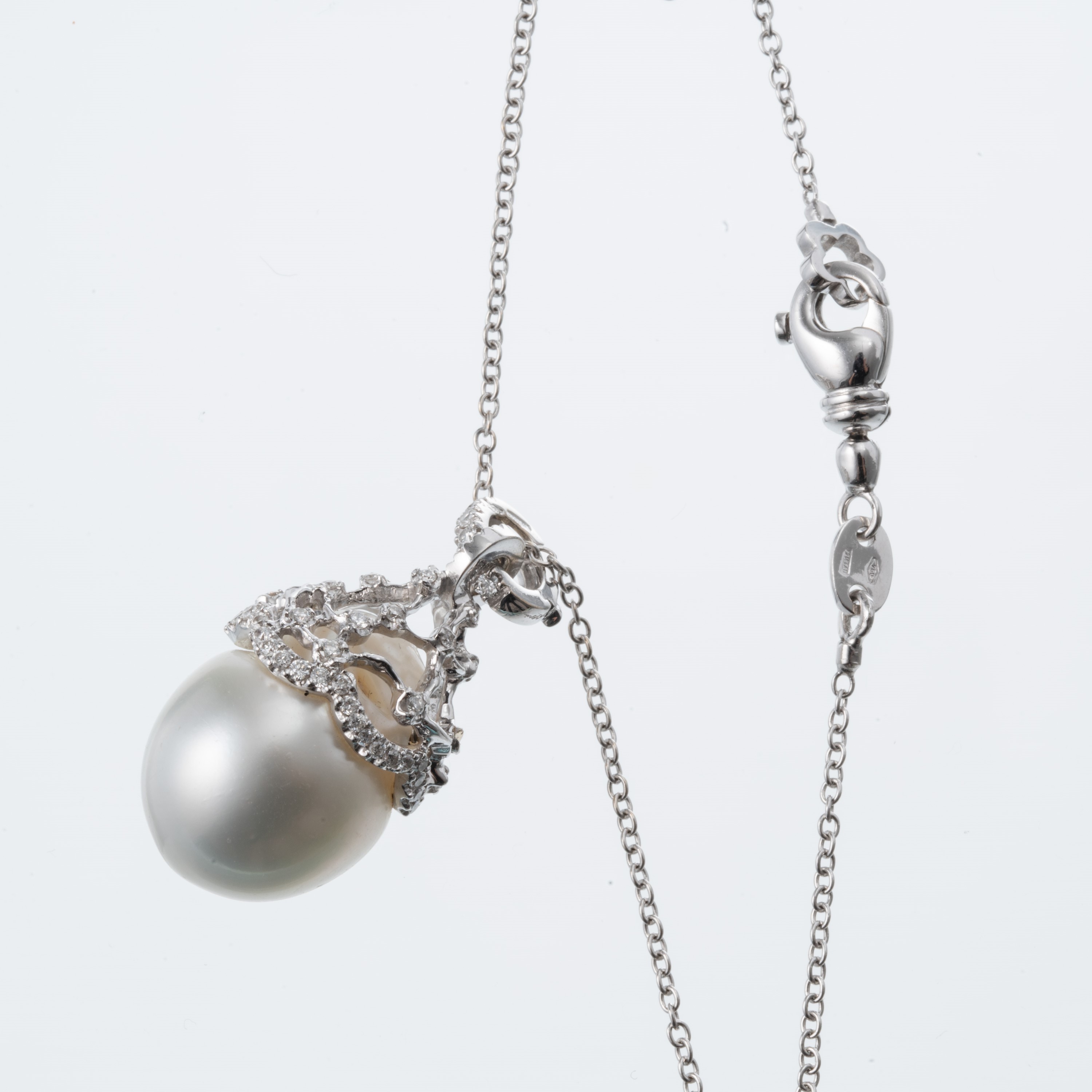 Oro bianco 18 kt e perla coltivata a goccia, Catenina con pendente ingabbiato e struttura a rete ...
