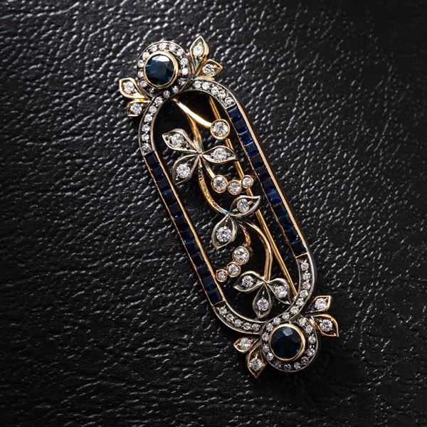 Theodor Neumeier - PIOVAN - SPILLA  SPILLA IN ORO GIALLO 18KT CON ZAFFIRI TONDI CT. 1.90 E CARRE’ PER CT. 1.10 E DIAMANTI  PER CT 0.75 MISURE 53X17 MARCA PIOVAN