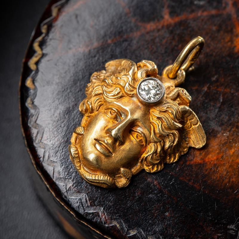 Ciondolo in oro giallo 18 kt con testa di Medusa e diamante ct 0,18 circa