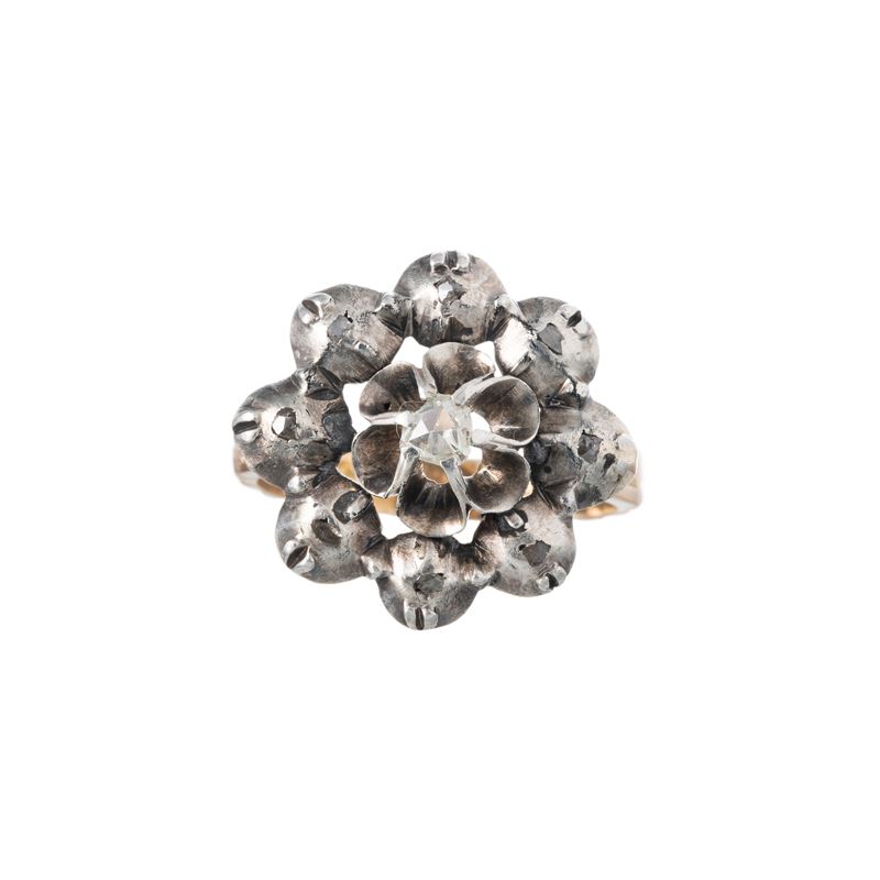 Anelli, coppia in oro giallo 18 kt e argento con rosette di diamante (inizio XX secolo)