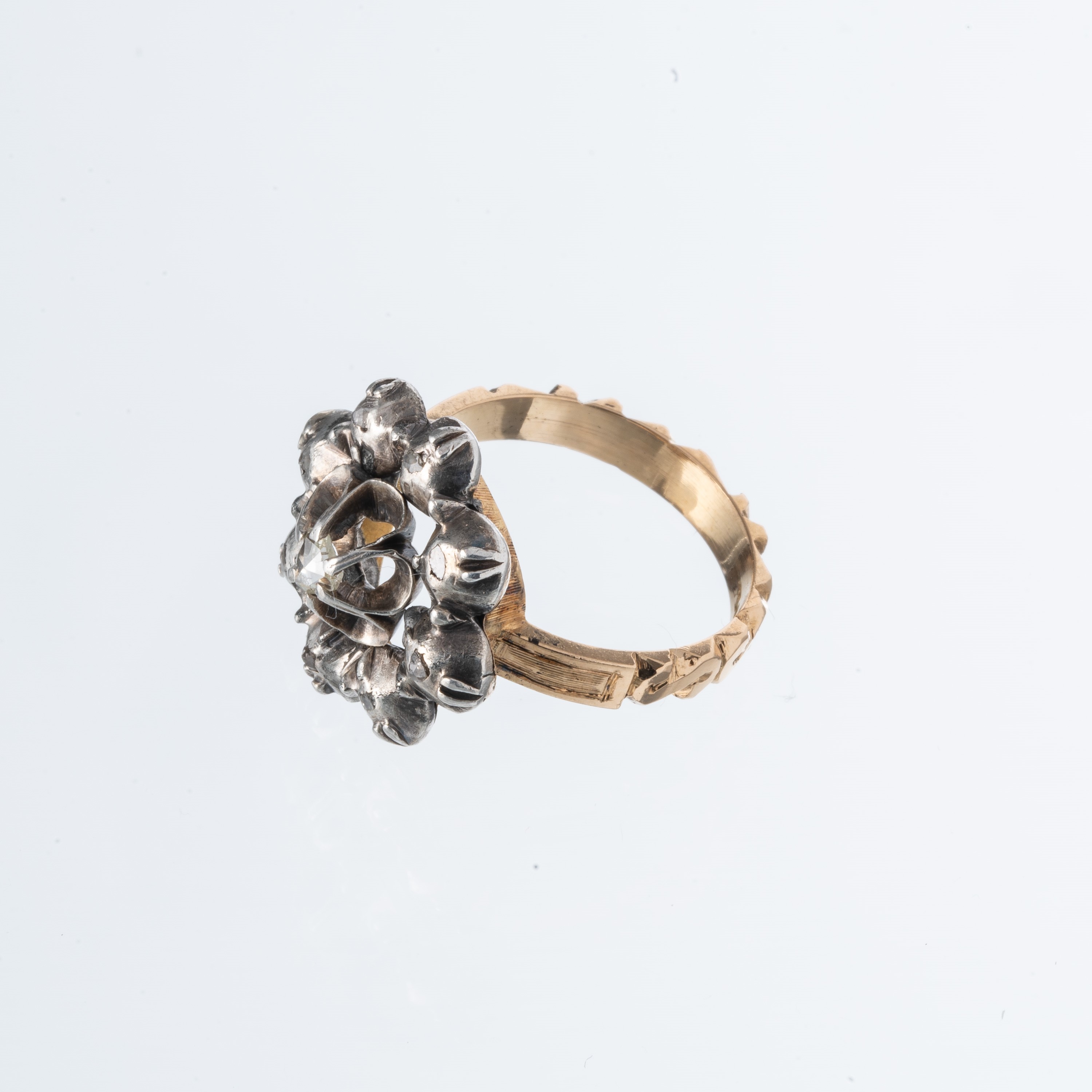 Anelli, coppia in oro giallo 18 kt e argento con rosette di diamante (inizio XX secolo)