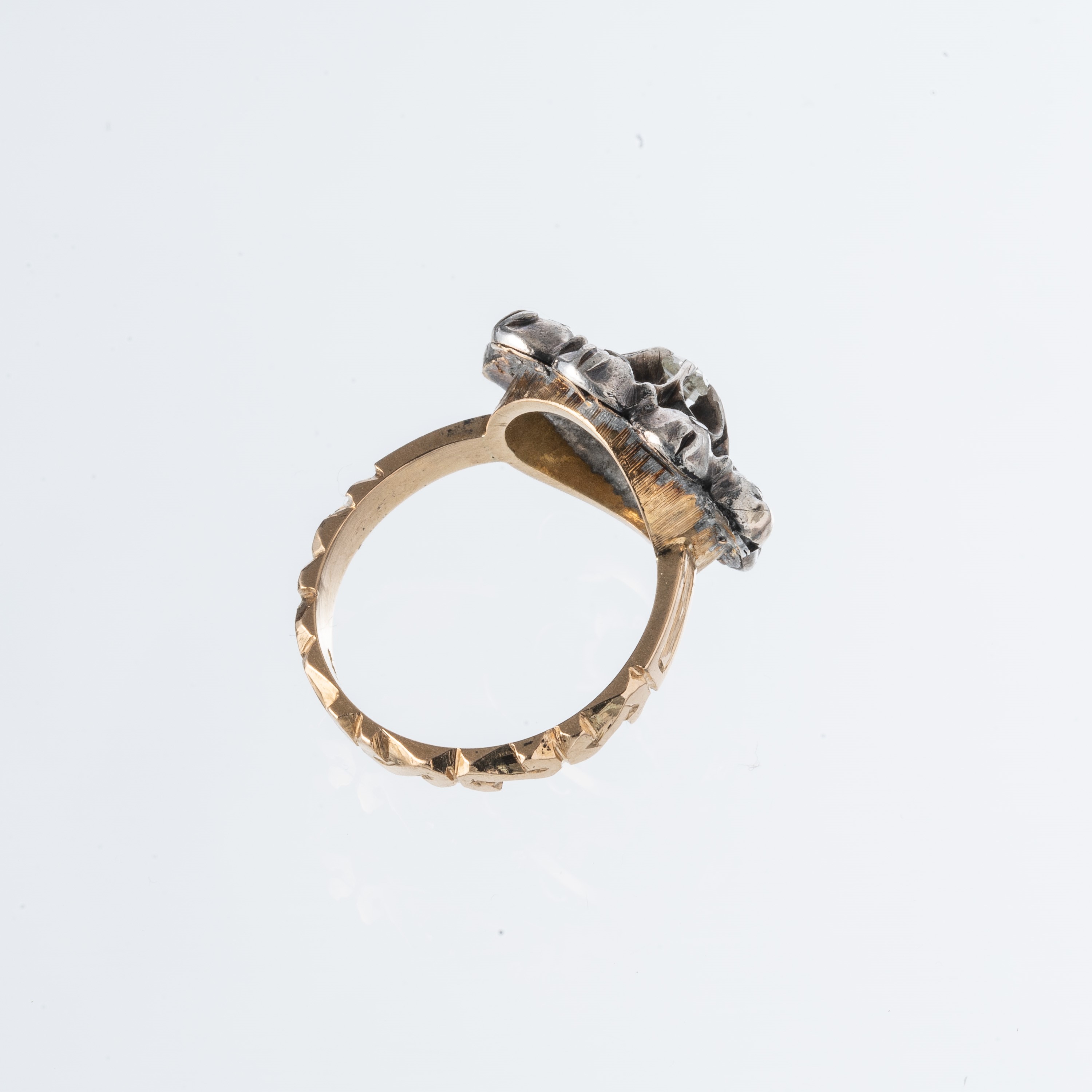 Anelli, coppia in oro giallo 18 kt e argento con rosette di diamante (inizio XX secolo)