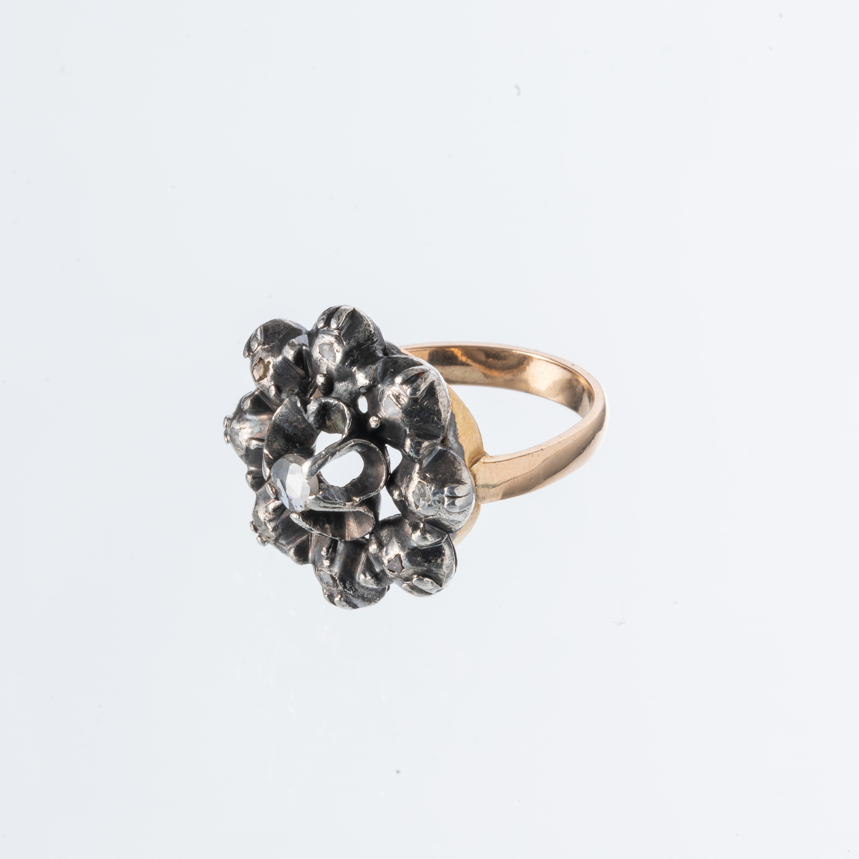 Anelli, coppia in oro giallo 18 kt e argento con rosette di diamante (inizio XX secolo)