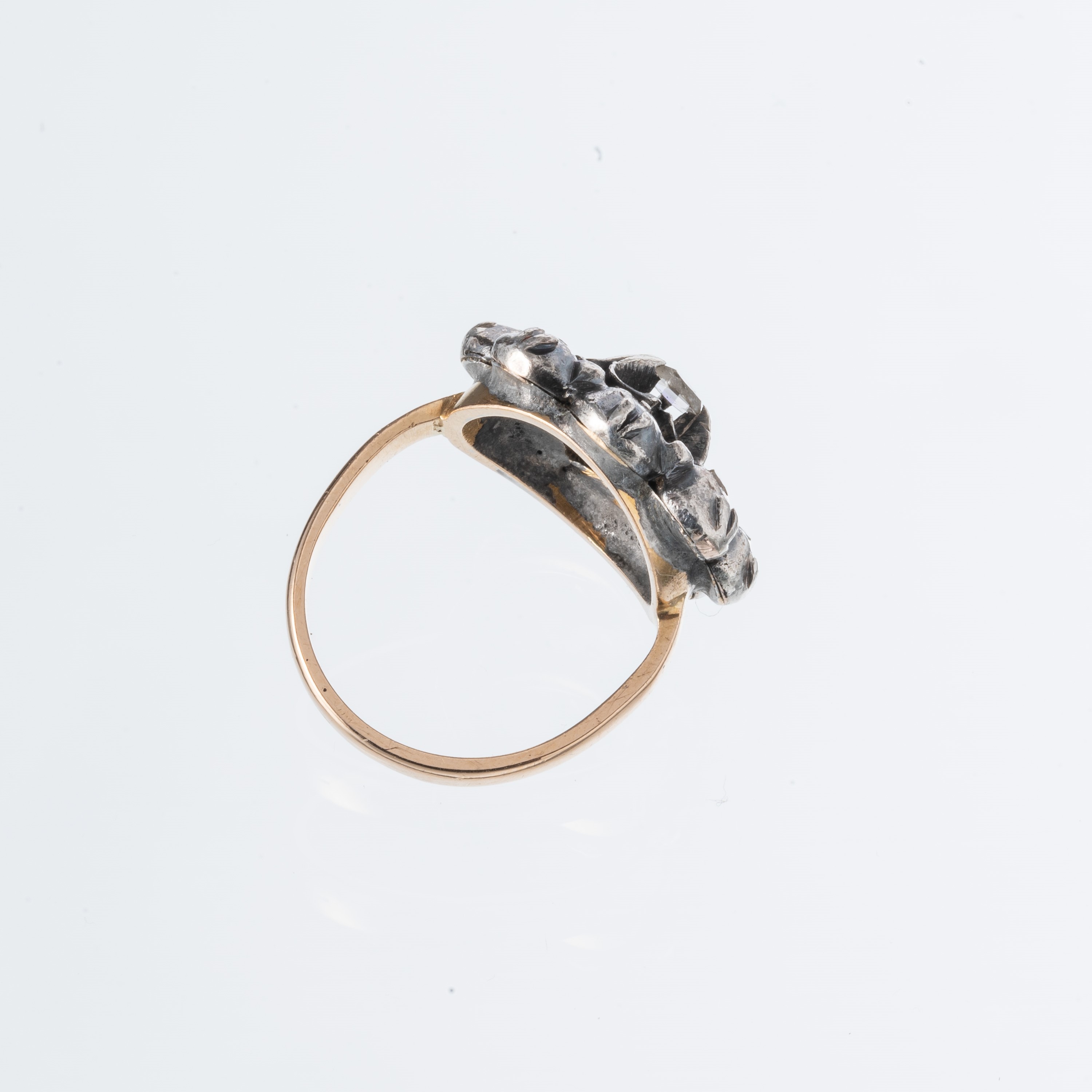 Anelli, coppia in oro giallo 18 kt e argento con rosette di diamante (inizio XX secolo)