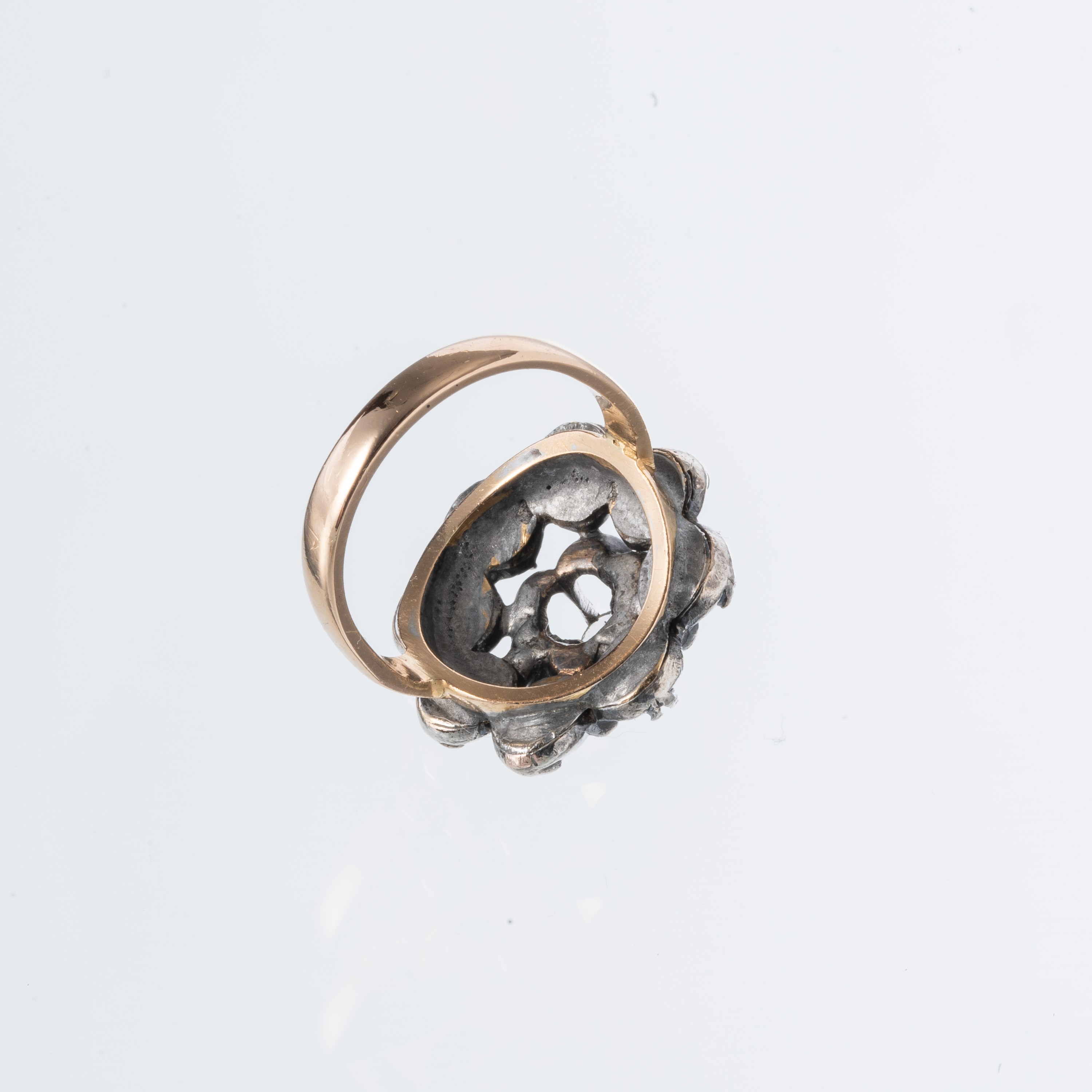 Anelli, coppia in oro giallo 18 kt e argento con rosette di diamante (inizio XX secolo)