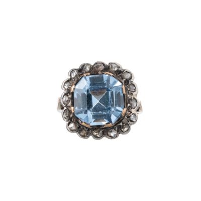 Anello in oro giallo 18 kt e argento con pietra azzurra sintetica, prima metà XX secolo