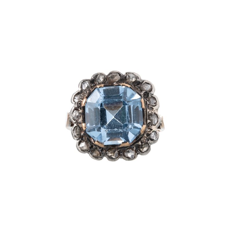 Anello in oro giallo 18 kt e argento con pietra azzurra sintetica, prima metà XX secolo
