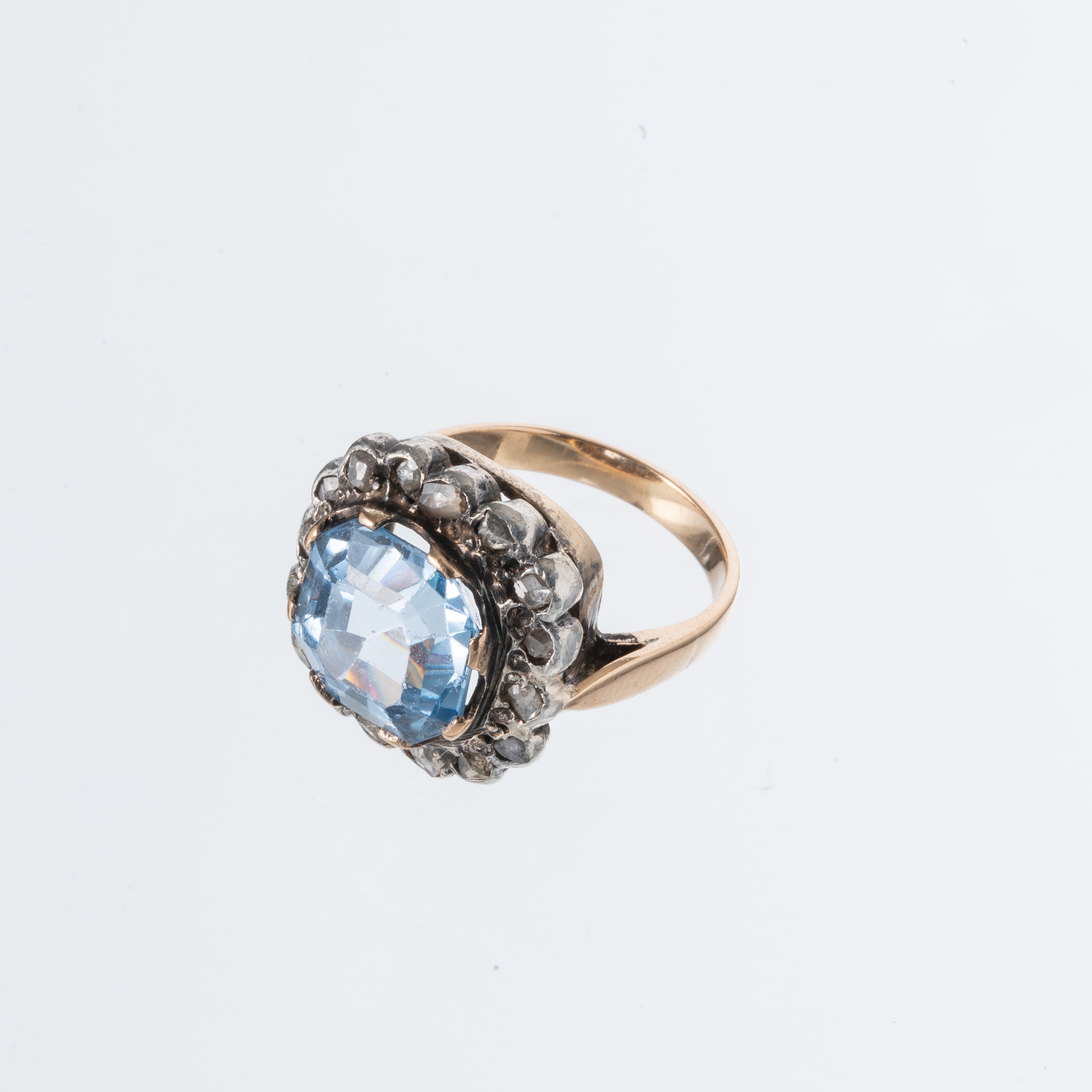 Anello in oro giallo 18 kt e argento con pietra azzurra sintetica, prima metà XX secolo